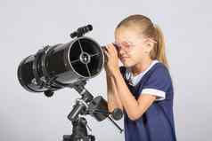 七年女孩眼镜感兴趣反射器望远镜