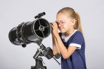 <strong>七年</strong>女孩眼镜感兴趣反射器望远镜