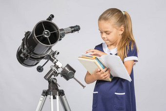 女学生天文学家迅速<strong>翻阅</strong>书找到信息站望远镜