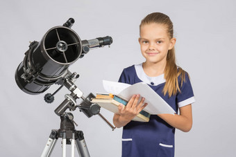 女学生天文学家迅速翻阅书站望远镜