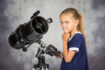 七年女孩深思熟虑图片站望远镜
