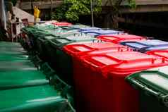 绿色蓝色的红色的垃圾箱回收垃圾箱垃圾罐公共医院