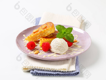 杏仁蛋糕冰奶油树莓