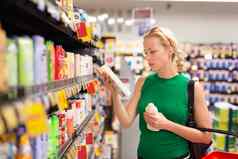 女人购物个人卫生产品超市