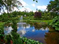 观赏池塘水喷泉花园