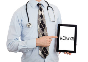 医生持有平板电脑疫苗接种
