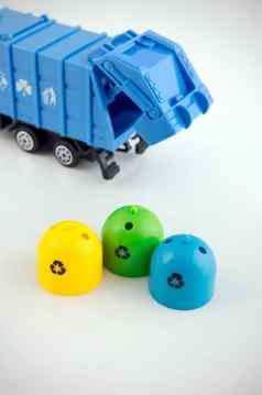 彩色的垃圾垃圾箱垃圾卡车玩具白色背景