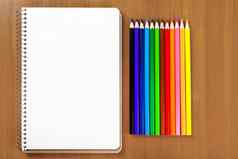 笔记本集彩色的铅笔