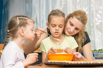 妈妈。孩子们烘焙对于质量模具准备松饼复活节