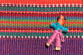 宏手工制作的变形墨西哥布娃娃