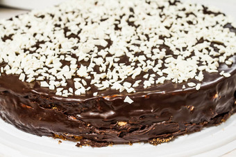 轮巧克力蛋糕撒白色巧克力毅力