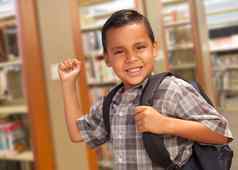 拉美裔学生男孩背包图书馆