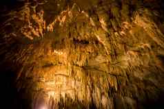 钟乳石地下洞穴