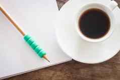 铅笔开放空白笔记本咖啡杯