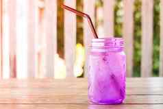 冰喝紫罗兰色的玻璃咖啡商店