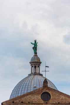 雕塑屋顶大教堂