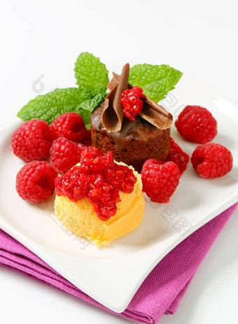 迷你巧克力<strong>蛋糕</strong>新鲜的树莓冰奶油