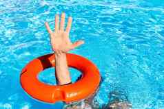 手臂橙色浮标游泳池