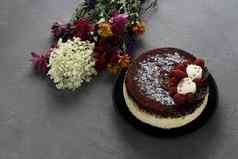 蛋糕覆盖巧克力装饰树莓花束花灰色的背景