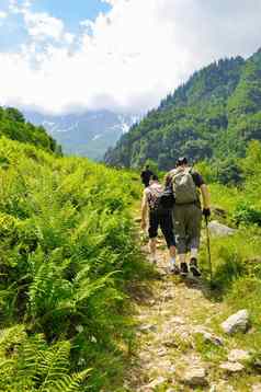 年轻的徒步旅行者徒步旅行阿尔卑斯山脉瑞士山