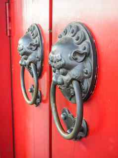 黄铜吹毛求疵的人狮子头传统的中国人风格寺庙通过