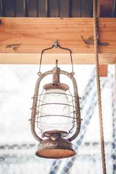 古董西方灯笼挂木板材
