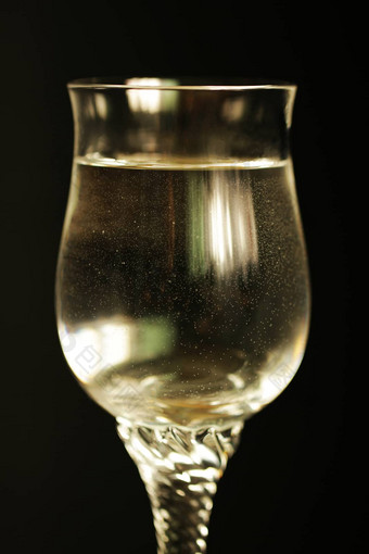闪闪发光的水香槟玻璃