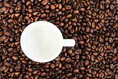 白色咖啡杯背景咖啡豆子