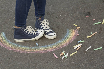 腿运动鞋图片彩虹