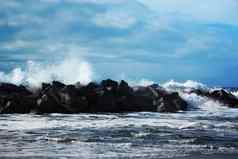 狂风暴雨的海洋波美丽的海景大强大的潮行为