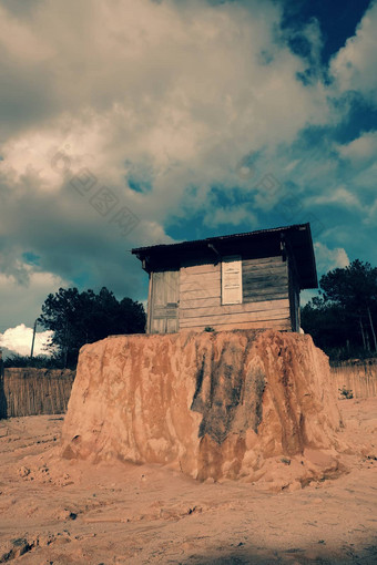 孤独的木房子