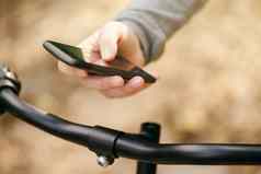 女人聪明的应用程序电话骑自行车