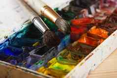 艺术家刷水彩画油漆调色板古董尖笔