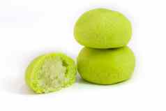 绿色椰子麻糬孤立的白色日本甜点