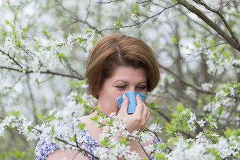 女人过敏鼻炎春天花园