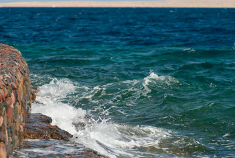 照片美丽的清晰的绿松石海海洋水表面涟漪<strong>明亮</strong>的飞溅石头海景背景水平<strong>图片</strong>