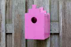 粉红色的禽舍木栅栏