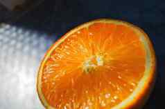 新鲜的橙色减少了一半特写镜头橙子减少一半