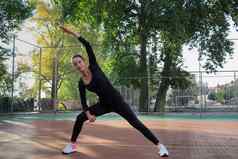 年轻的健身女人伸展运动练习体育运动培训