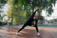 年轻的漂亮的女人伸展运动练习体育运动培训