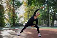 健身女人伸展运动练习体育运动培训锻炼