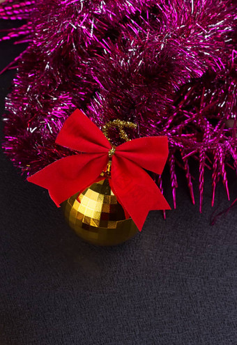 黄金圣诞节球明亮的闪闪发光的金俗丽的红色的弓