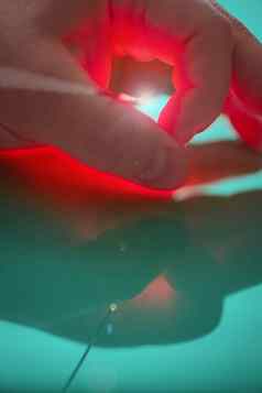 源明亮的光结束探针治疗意味着激光大食指左手