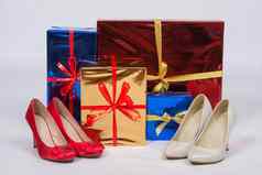 红色的白色女鞋子高高跟鞋站盒子礼物