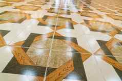 地板上平铺的模式木条镶花之地板