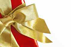 礼物红色的盒子黄金丝带弓孤立的