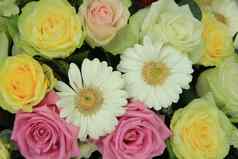 黄色的白色粉红色的婚礼花