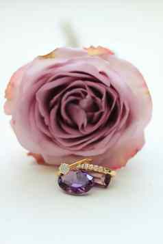 订婚环紫水晶