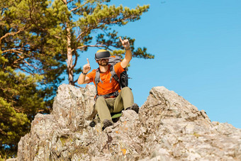 成功的年轻的男人。虚拟现实护目镜之旅山假期夏天