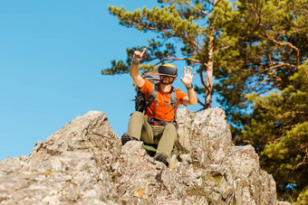 成功的年轻的男人。虚拟现实护目镜之旅山假期夏天